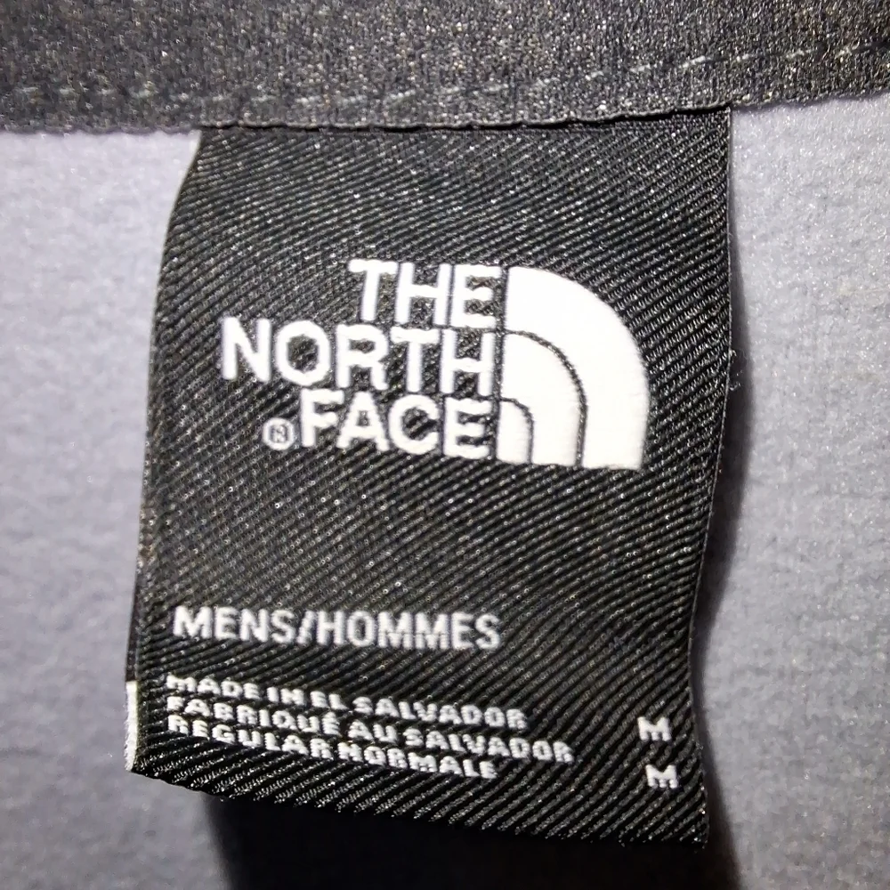 The North Face men's medium pullover fleece shirt in a light gray color. EUC